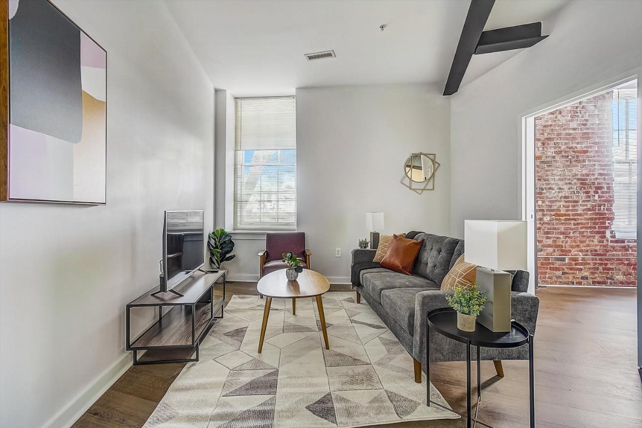 Frontdesk I Carriage Wheel Lofts Apts Philadelphia Apartment Стая снимка