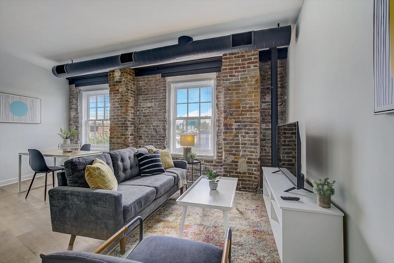 Frontdesk I Carriage Wheel Lofts Apts Philadelphia Apartment Стая снимка
